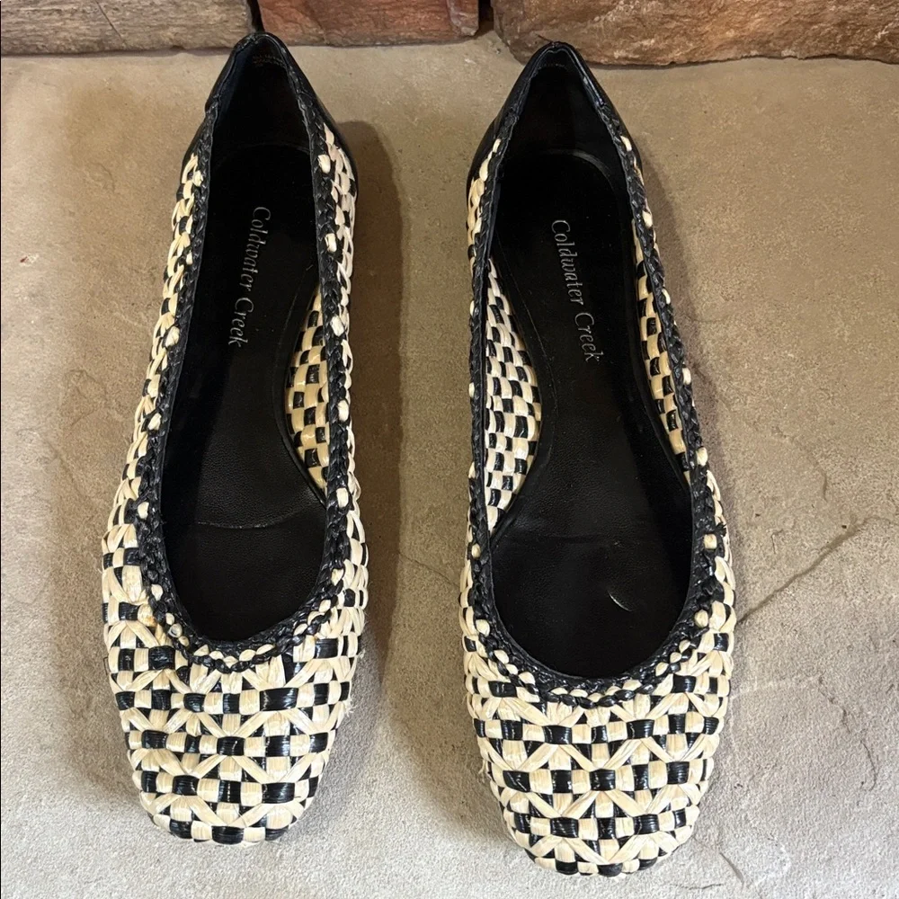 Coldwater Creek sz 9 black and cream rattan woven flats
